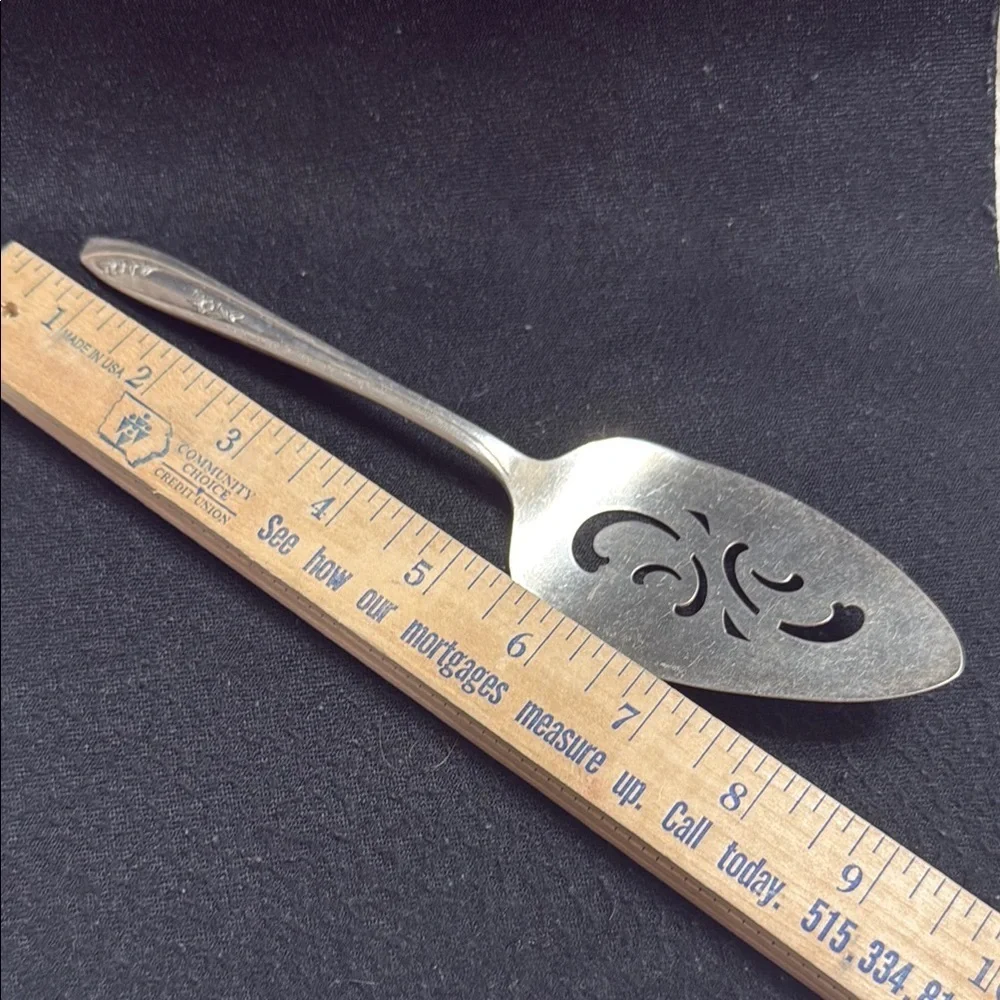 Vintage‎ William Rogers IS Silverplate Lady Fair Pierced Cake/Pie Server Silver